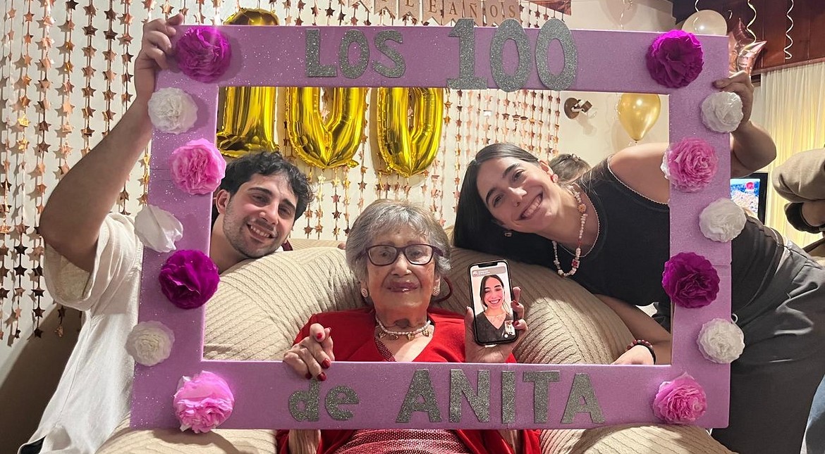 Anita cumplió 100 años y lo celebró a lo grande rodeada de sus seres queridos