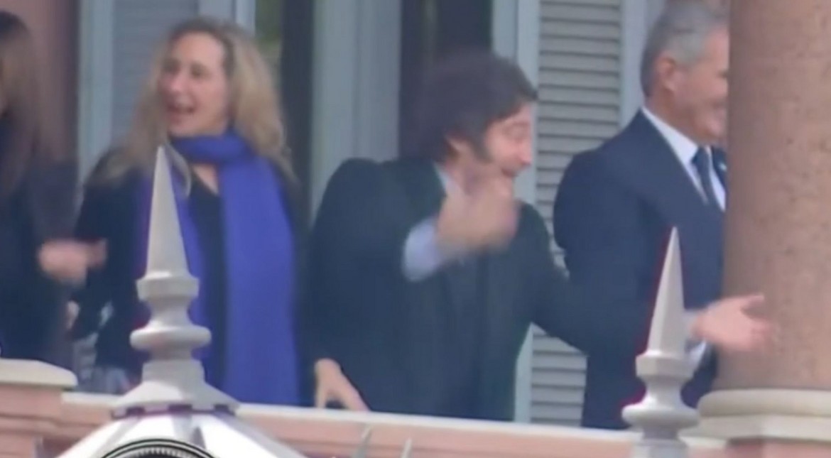 Milei no se expresó sobre Brasil aún pero hizo un "six-seven" en el balcón de la Casa Rosada