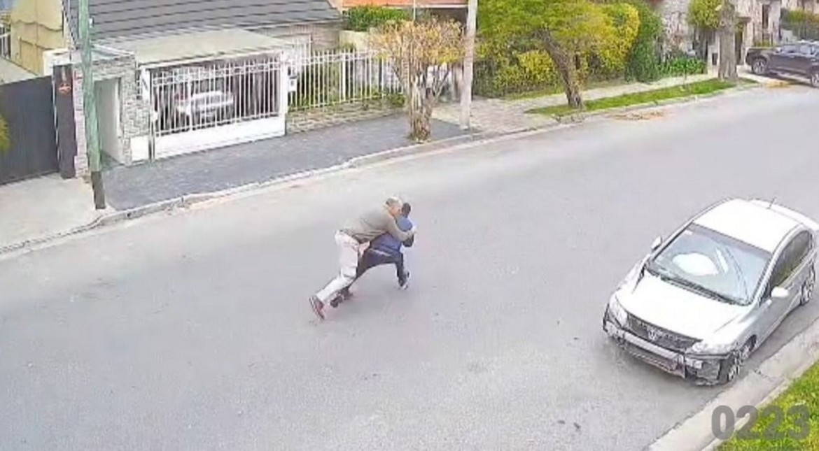 Un tackle y al piso: la corrida de un vecino de Alem para detener a un ladrón