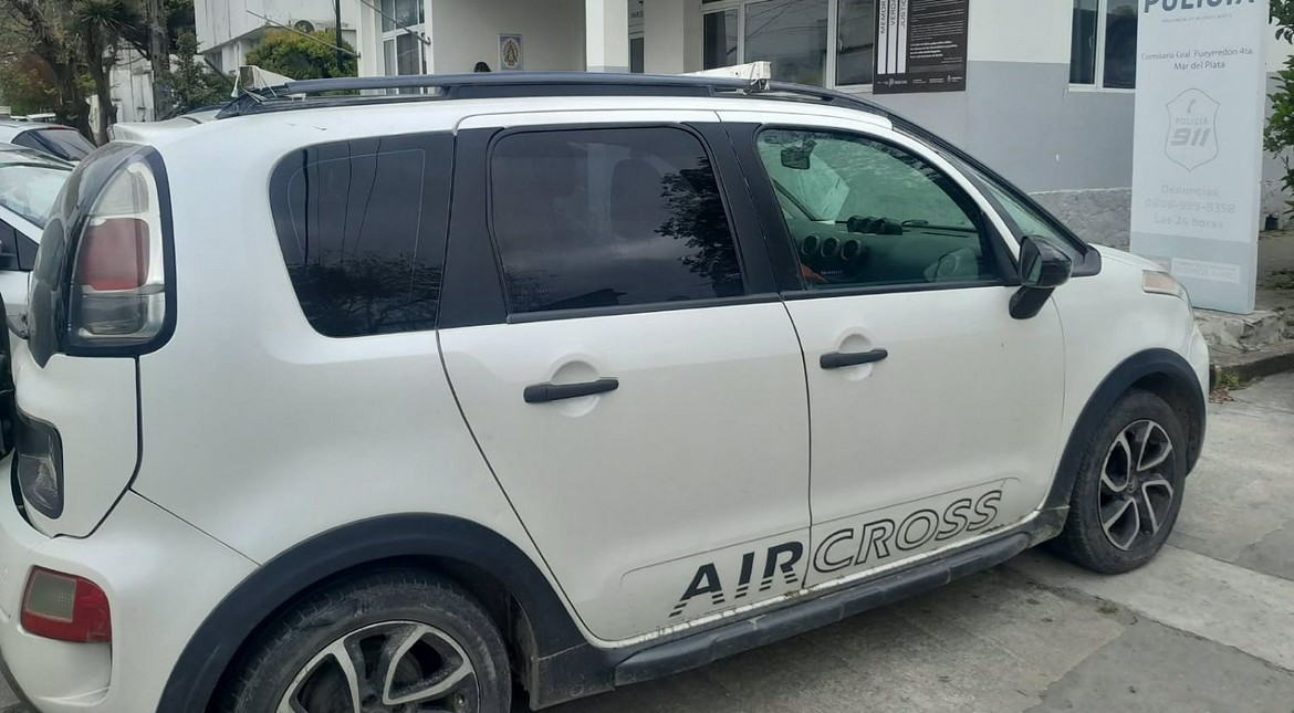 Andaba en un auto robado y lo detuvieron cuando frenó en un semáforo para huir a pie