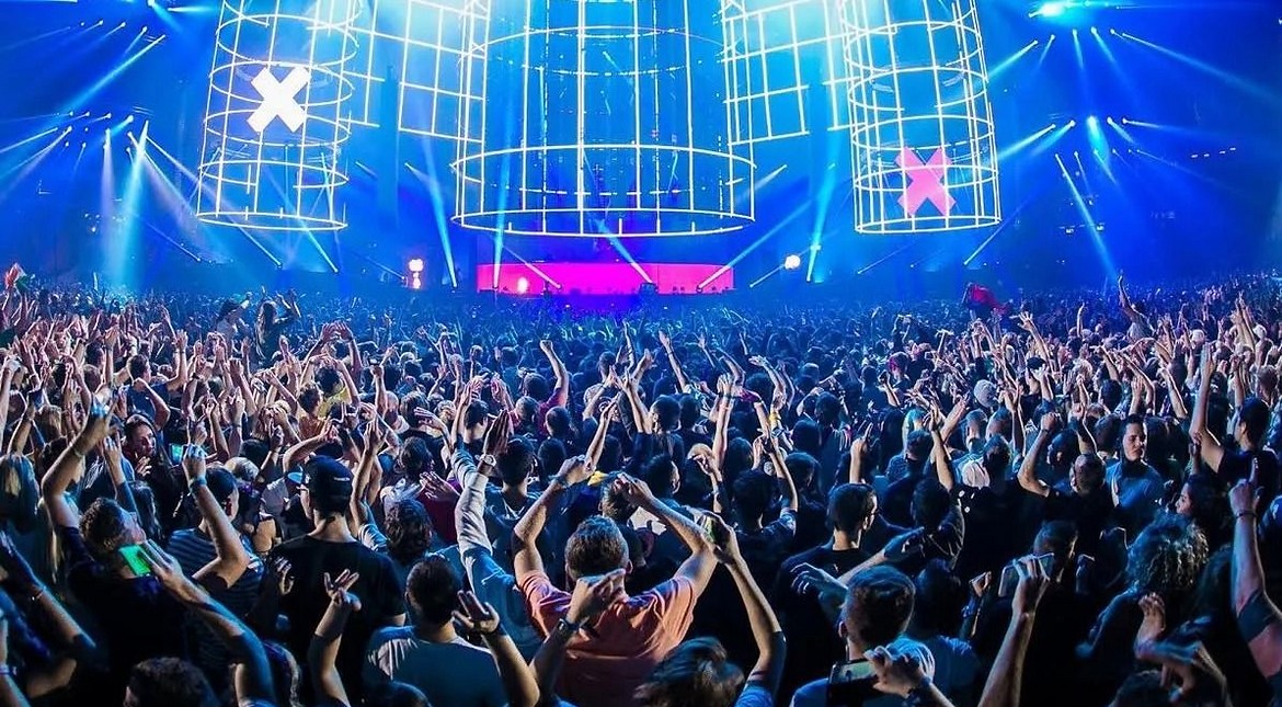Descontroladas: filtran fotos de Máxima y su hija de gira en fiestas electrónicas