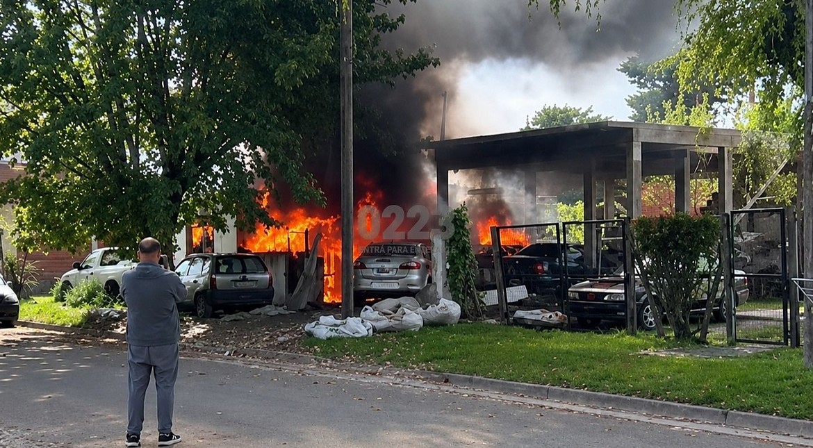 Tensión en Bosque Grande: lo acusaron de abusador y le quemaron la casa