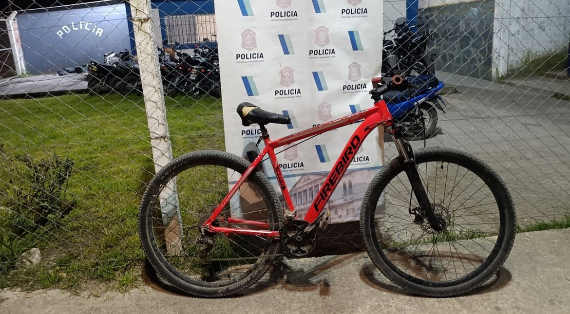 Robó una bicicleta del estacionamiento de un supermercado y lo atraparon
