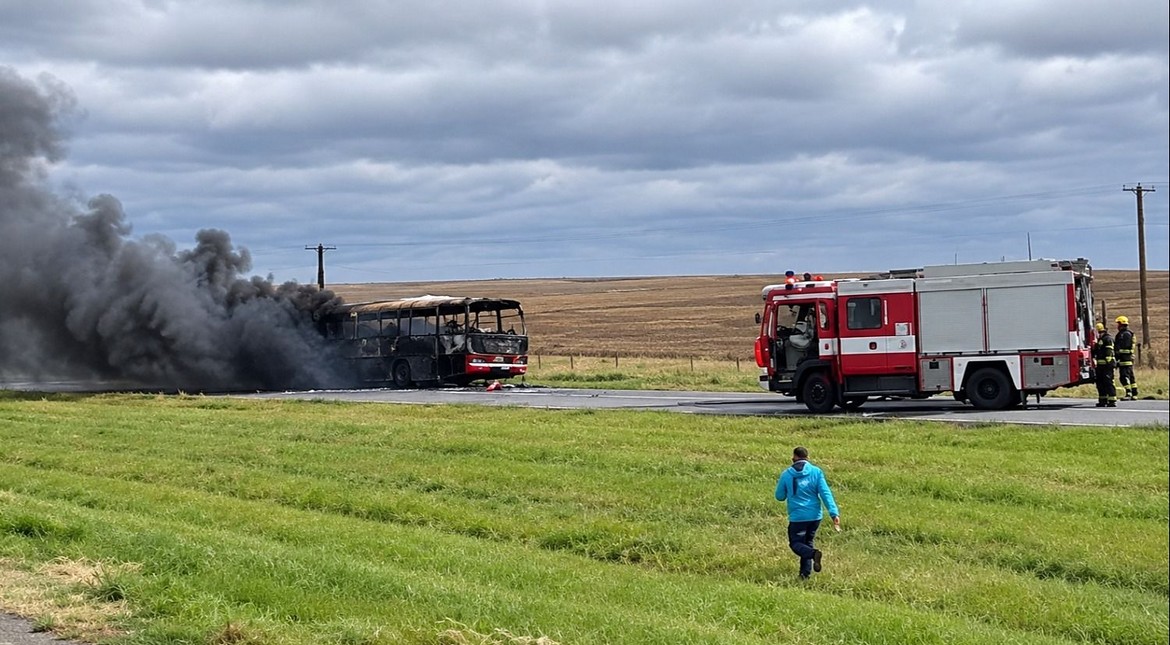 Video: se incendió un micro que transportaba chicos en la ruta 226