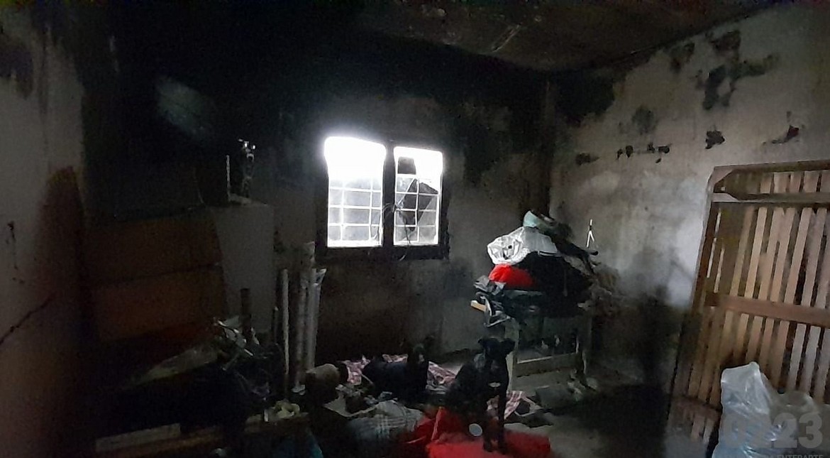 Es costurera, se le incendió la casa y perdió todo, incluida su máquina: cómo ayudar a María Edith