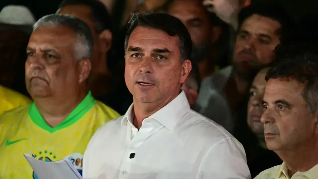 Flávio Bolsonaro huyó a Argentina y abordó un avión privado rumbo a Estados Unidos pese a prohibición judicial