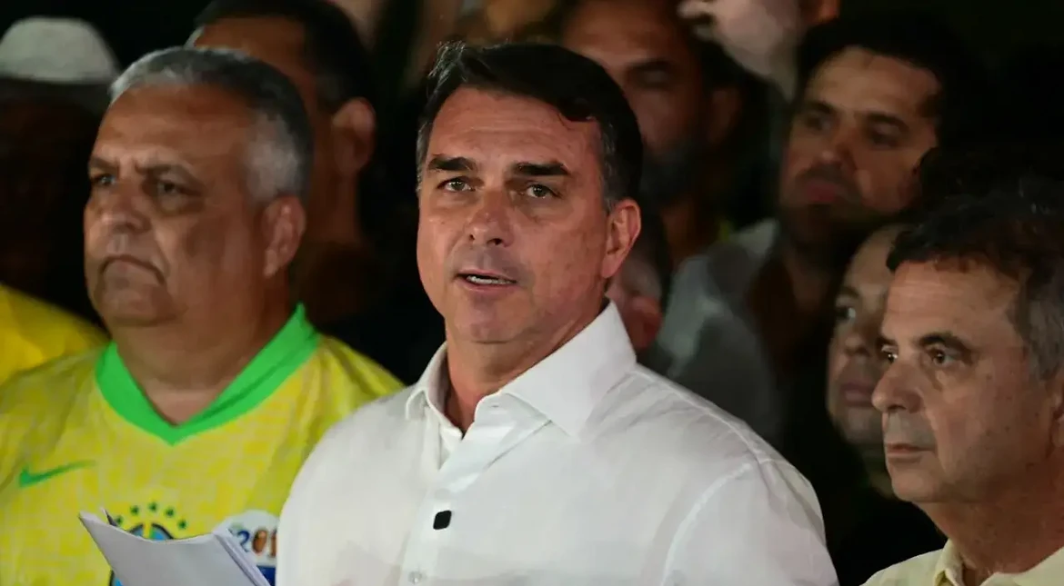 Flávio Bolsonaro huyó a Argentina y abordó un avión privado rumbo a Estados Unidos pese a prohibición judicial