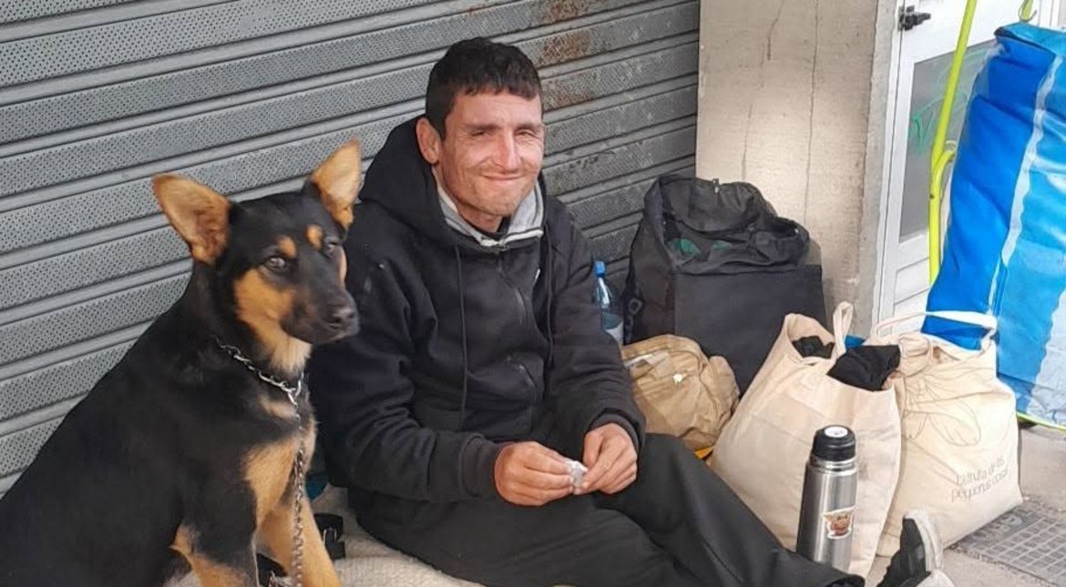 Los vecinos se ofrecen a pagarle el alquiler: un hombre en situación de calle busca un hogar para él y sus dos perros