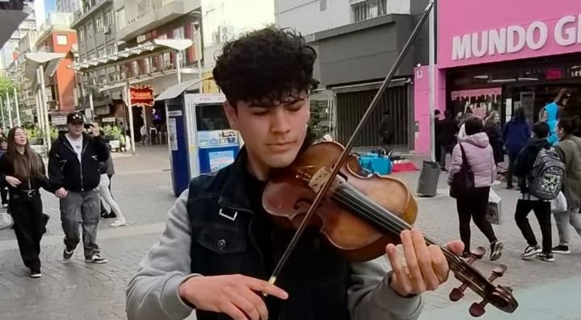 Toca el violín en la peatonal de Mar del Plata para "transmitir paz": la historia de Esteban, el joven que encontró refugio en la música