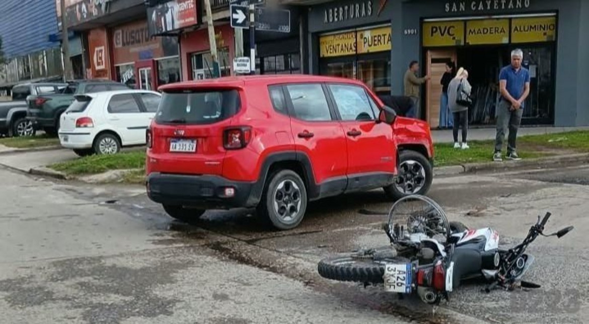 Violento accidente en la avenida Colón: un motociclista herido tras chocar contra una camioneta