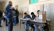 Es mentira: un audio viral asegura que se anula el voto si se pega el sobre adentro del cuarto oscuro