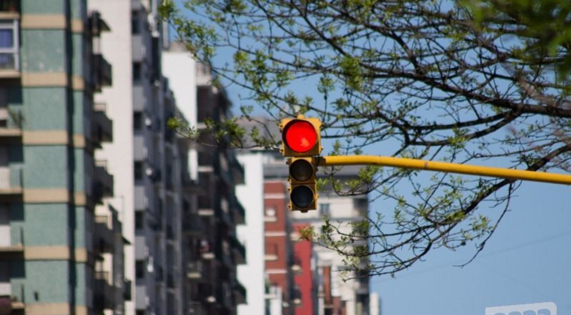 Atención conductores: implementan semáforos adaptativos con Inteligencia Artificial en una importante esquina
