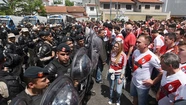 Nuevos incidentes afuera del Monumental: hay hinchas detenidos 