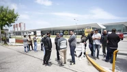Por falta de pago, trabajadores no dejan salir micros de Plusmar,  Vía Bariloche y Unión Platense