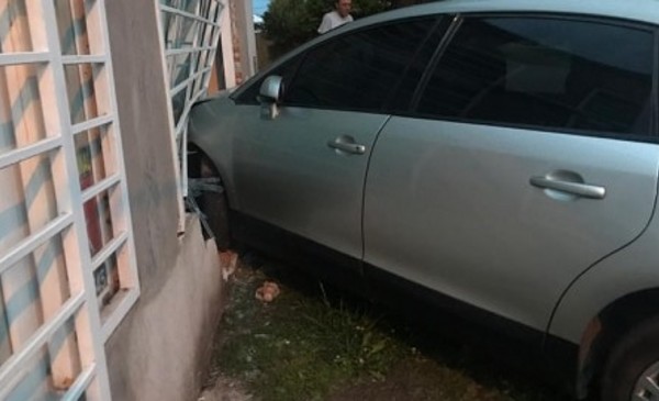 Esquivó una moto, perdió el control del auto y se metió en una casa | 0223
