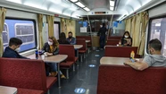 El coche comedor volvió a funcionar en los trenes de larga distancia.