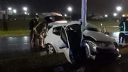 El auto quedó incrustado contra un poste de luz en la ruta 11.