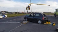El Chevrolet Corsa quedó semidestruido. 