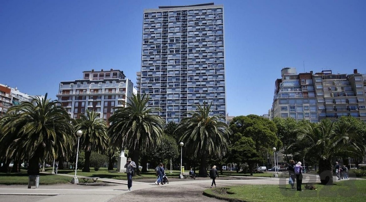 Drama y conmoción: se descompensó cuando caminaba por la Plaza Colón y murió