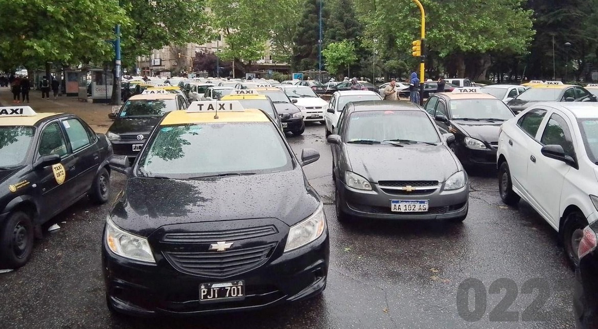 Taxistas pusieron fecha límite para reglamentar las apps de transporte