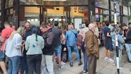 El intercambio solidario de figuritas congrega a cientos de personas semanalmente en el centro de Mar del Plata 