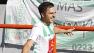 El hombre de la película. Enzo Vértiz fue la figura del partido y marcó el tanto de la victoria para Kimberley. (Foto: Diego Berrutti)
