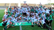 La foto con la copa, las remeras, gorras y bandera con el número fetiche: el 17. (Foto: Diego Berrutti)