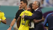 El abrazo de Gustavo Alfaro para Enner Valencia, el capitán y autor de los dos goles, que se retiró dolorido en el complemento.