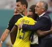 El abrazo de Gustavo Alfaro para Enner Valencia, el capitán y autor de los dos goles, que se retiró dolorido en el complemento.