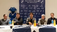 César Vigevani en el centro de la mesa, moviendo las manos, explicando, contando, feliz de estar en Alvarado. (Foto: Florencia Arroyos/Prensa Alvarado)