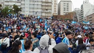 En cada partido, miles de personas suelen acercarse a la costa para hacer fuerza por la Selección. Foto: archivo 0223.