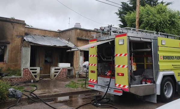 Feroz incendio arrasó con una casa durante la madrugada | 0223