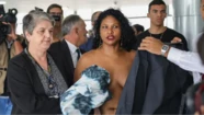 Una mujer se desnudó por completo en la sede del gobierno de Brasil Una mujer se desnudó por completo en la sede del gobierno de Brasil