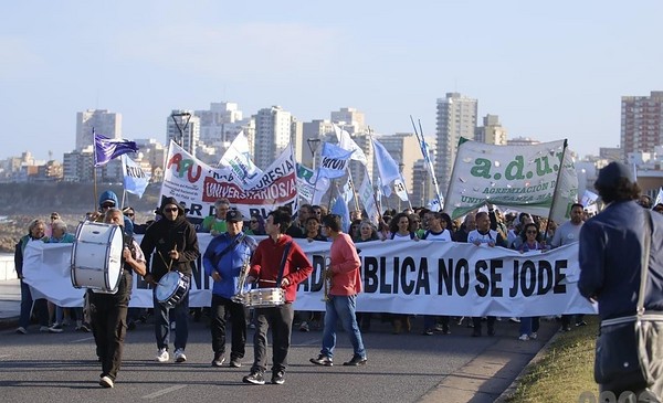 Docentes y no docentes universitarios anunciaron paro de 48 horas por ...