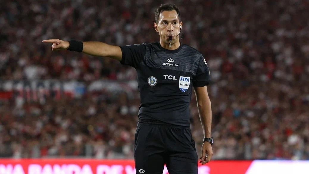 Está nominado a mejor árbitro del año y dirigirá la final de la Libertadores entre Mineiro y Botafogo
