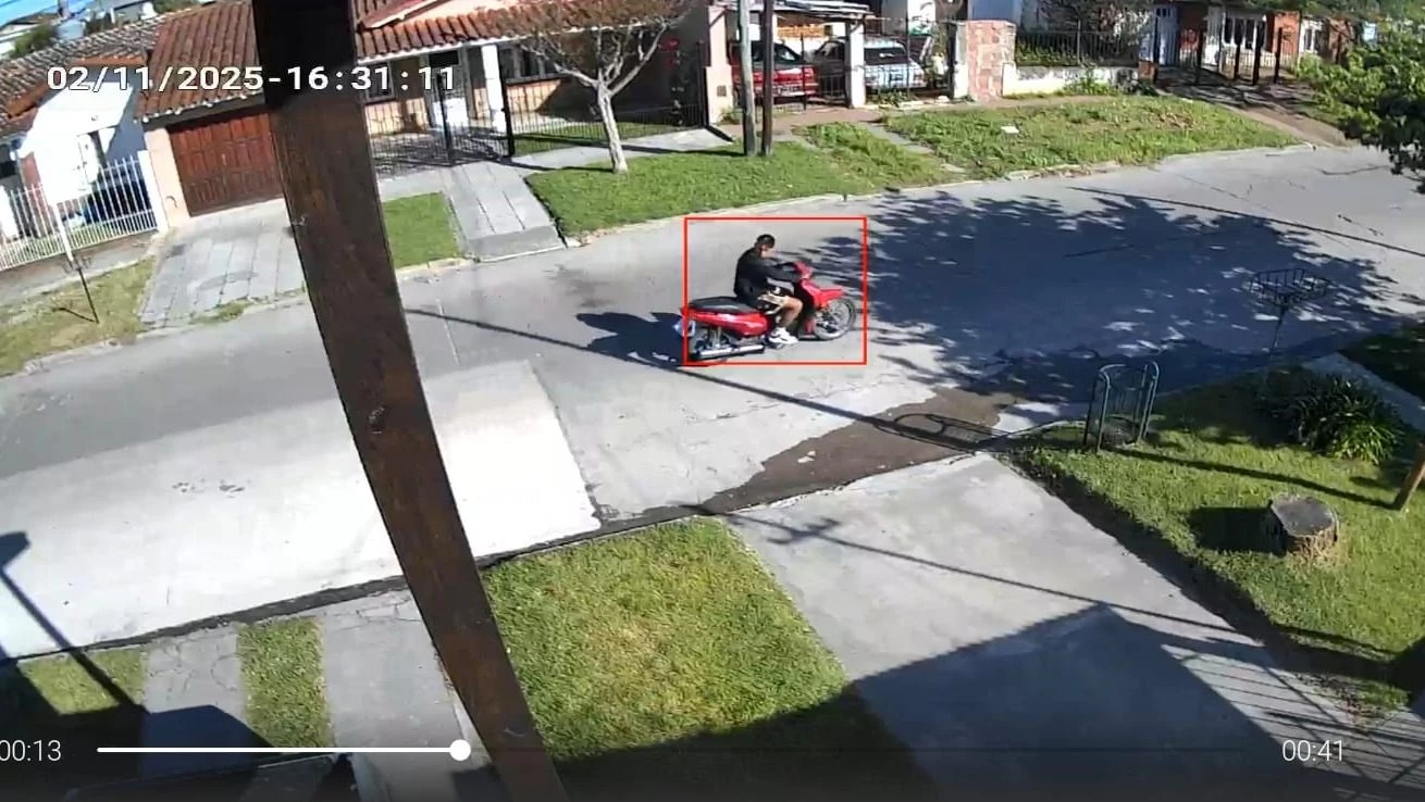 El motochorro escapando en el barrio El Martillo.