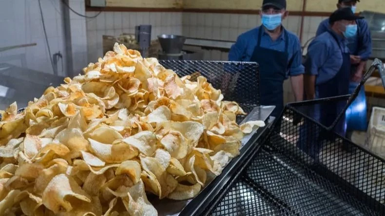 Rematan una muy consumida marca de snacks y galletitas del interior