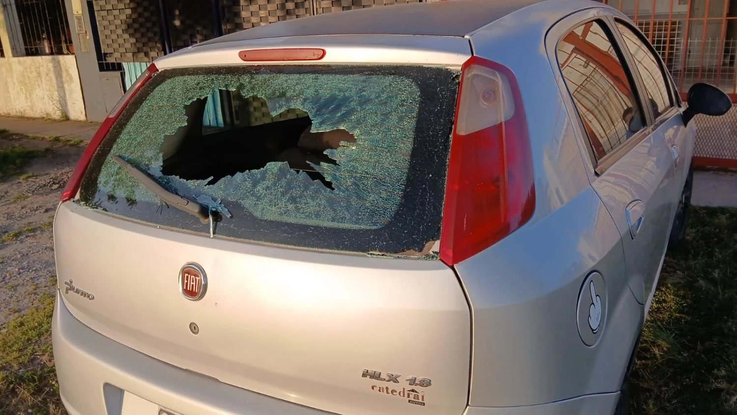 El auto destruido de la pareja que sufrió la agresión.