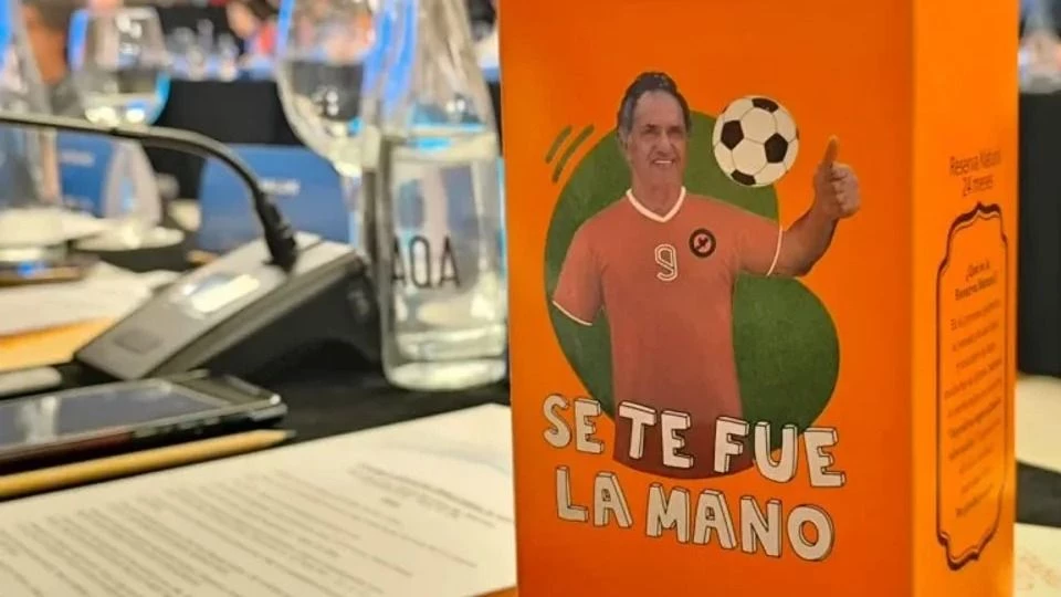 Aclaró que no es un producto comercial ni se encuentra a la venta, sino que es fabricada en cantidades limitadas  no es un producto comercial ni se encuentra a la venta, sino que es fabricada en cantidades limitadas.