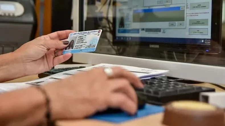 Atención automovilistas: les sacarán la licencia de conducir a quienes cometan delitos con motos o autos