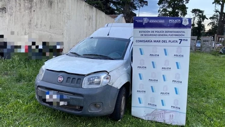 Atropelló y fracturó a una joven, escapó y se prendió fuego adentro de la camioneta