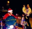 Video: Papá Noel repartió regalos en moto