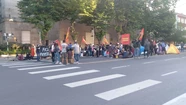 Otro acampe más: ahora el Polo Obrero bloquea el tránsito frente a la municipalidad