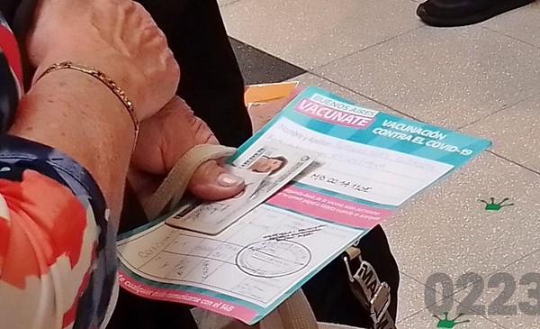 Advierten que se desplomó la tasa de vacunación contra el Covid | 0223