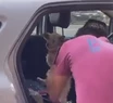 Video: dejó a su perro en el auto con 35 grados, un policía rompió el vidrio y lo rescató