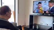 Carlos Bilardo mientras Lionel Messi besa la Copa del Mundo.