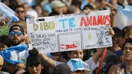 Los hinchas le dedicaron varios carteles a Dibu Martínez. Foto: 0223.