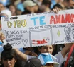 Los hinchas le dedicaron varios carteles a Dibu Martínez. Foto: 0223.