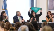 Alberto Fernández consideró la sanción de la ley como un "logro colectivo" de las mujeres.