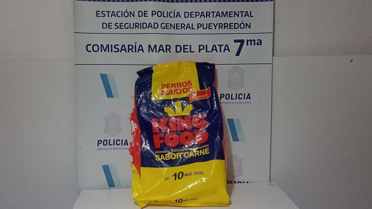Ocultaron carne y quesos en un bolsón de alimento para perros para no  pagarlos en Carrefour | 0223